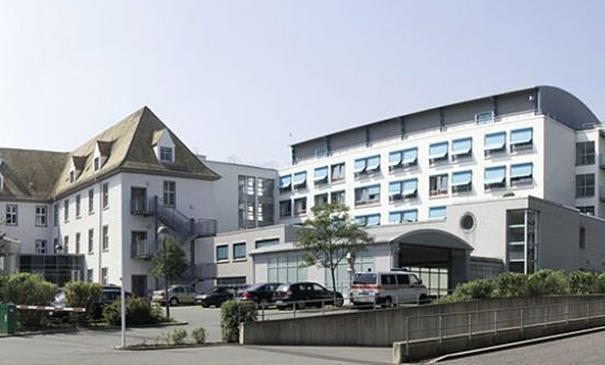 Gebäudeansicht der Asklepios Kliniken Weissenfels, Link zur Klinikseite