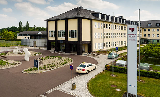 Geäbudeansicht Krankenhaus Martha-Maria Halle-Dölau, Link zur Klinikseite