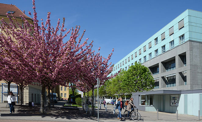 Universitätsklinik Magdeburg A.ö.R. Gebäudeansicht der Universitätsklinik Magdeburg, Link zur Klinikseite